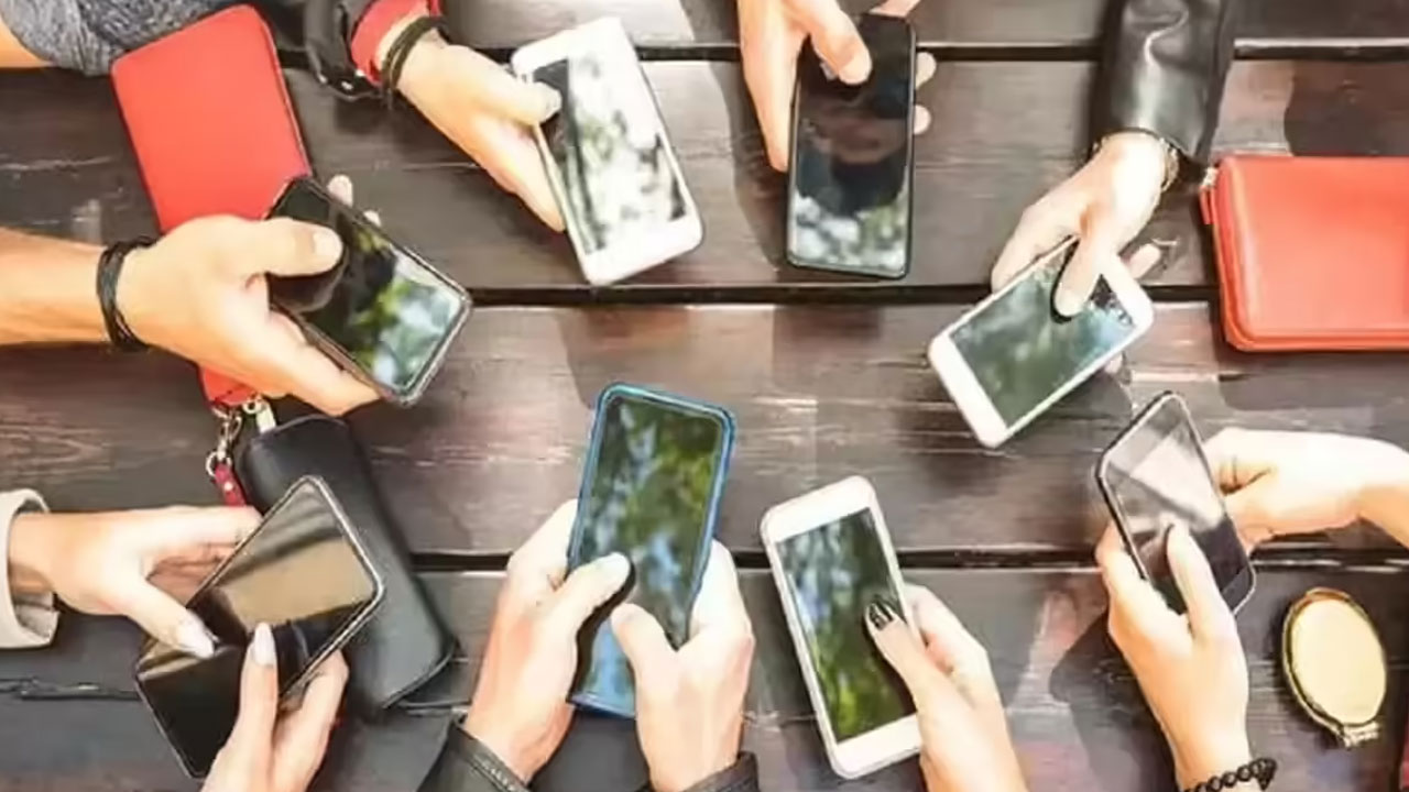 Govt to cut smartphone duty, allow travellers three handsets